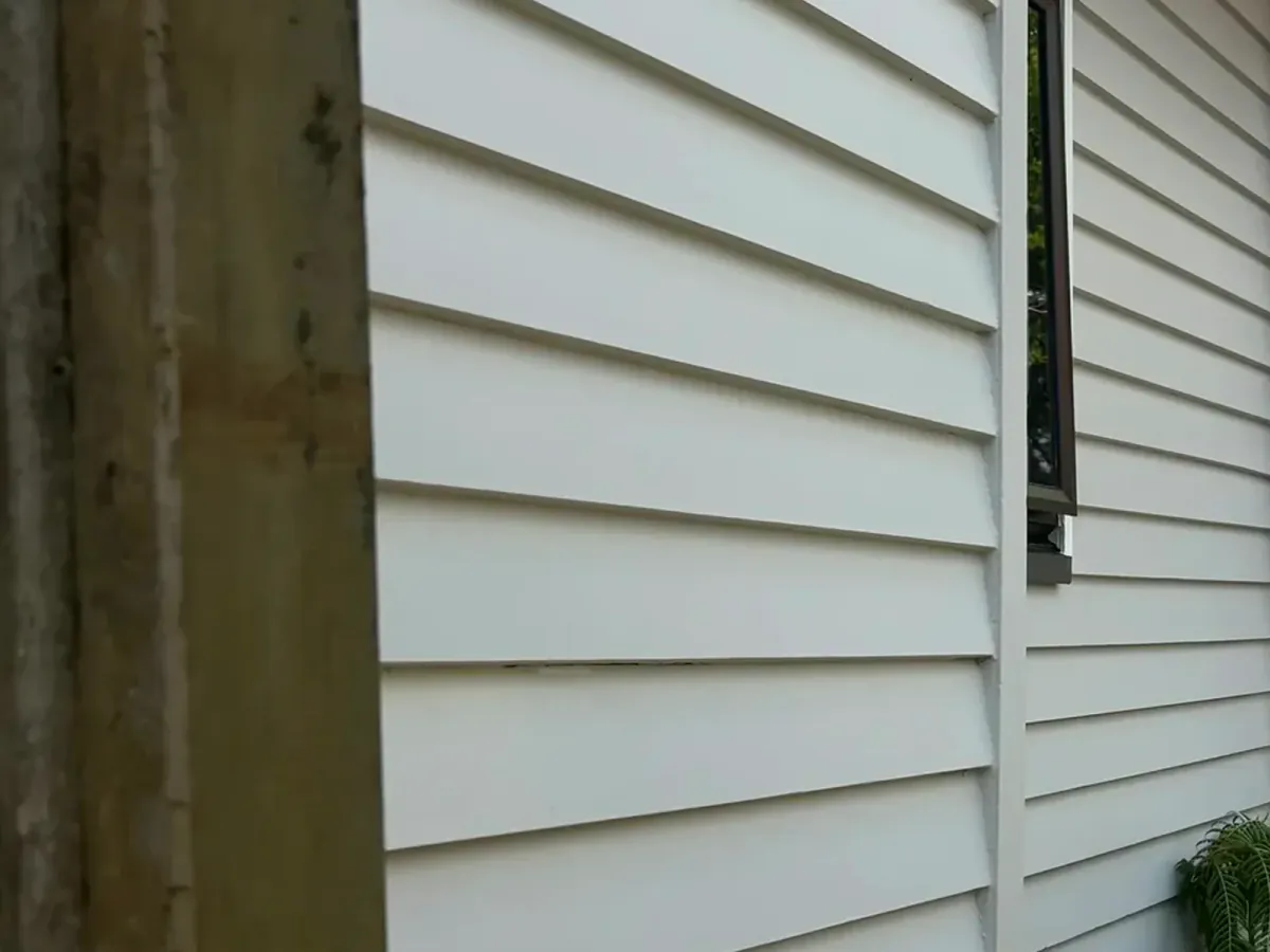 Close-up of freshly painted weatherboard cladding by professional Auckland painters, Tomar Contracting Auckland